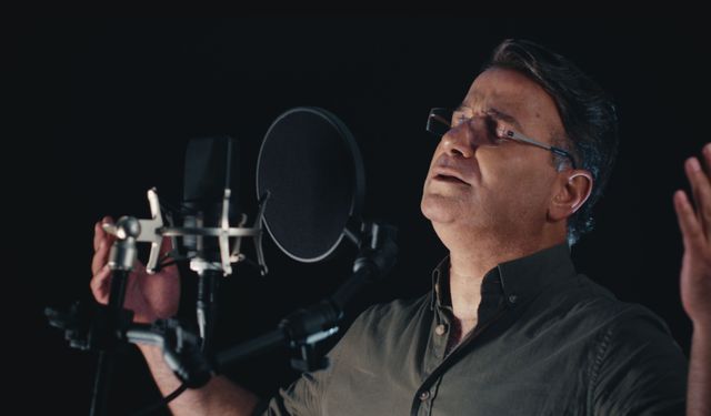 İki Dil, Tek Yürek: Hasan Peköz’den “Tez Gel” ile Yeni Bir Müzikal Yolculuk