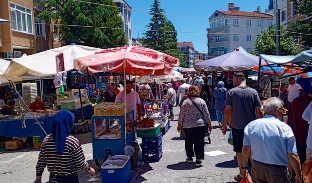 Güneşli Havada Pazar Hareketlendi, Tezgâhlarda Fiyatlar Dikkat Çekti