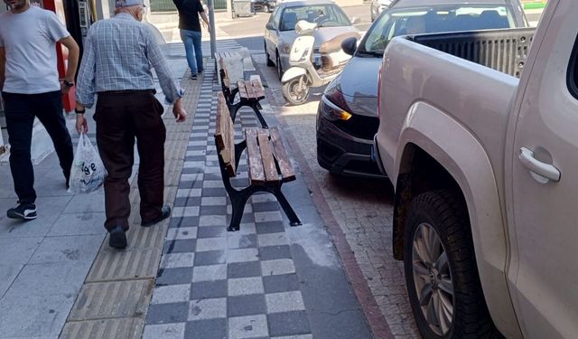 Sağlık Yerleşkesi Karşısındaki Banklar Tartışma Yarattı