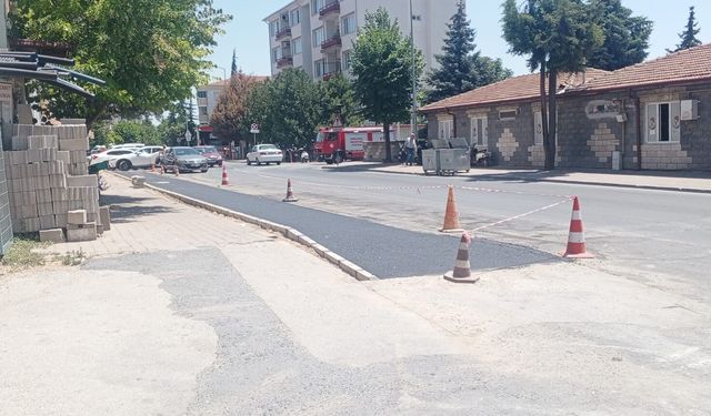 Kaldırım Daraltıldı, Yol ve Park Alanı Genişletildi