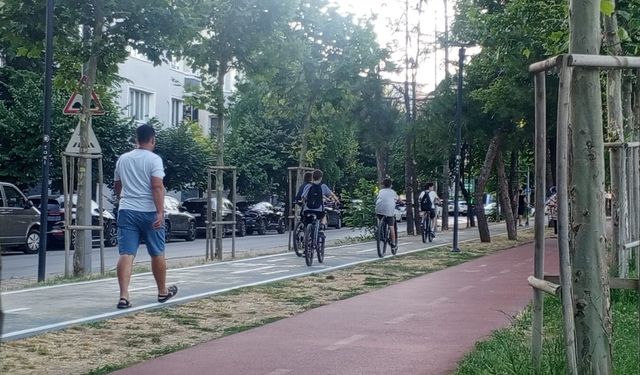 Bisiklet Yolunda Yürüyüş Dikkat Çekti