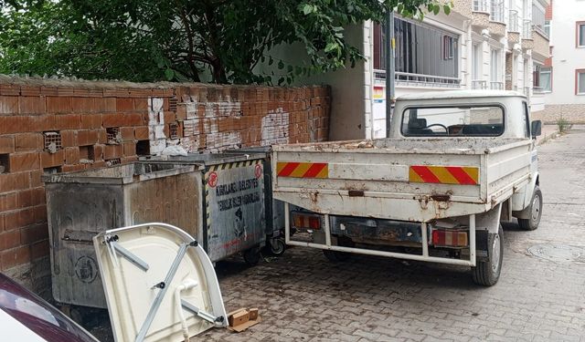 Çöp Konteynerlerinin Önüne Park Edilen Araç Tepki Çekti