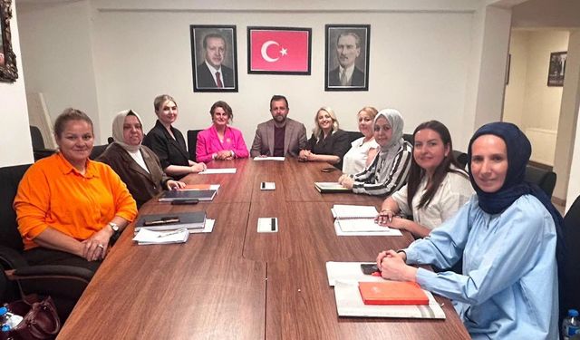 AK Parti Kadın Kolları İlçe Başkanları Toplandı