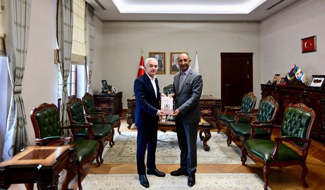 Doç. Dr. Çelik’ten Vali Turan’a Kitap Hediyesi