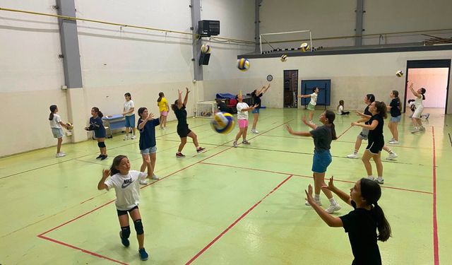 Evrensekiz'de Kız Voleybol Yaz Okulu Sürüyor