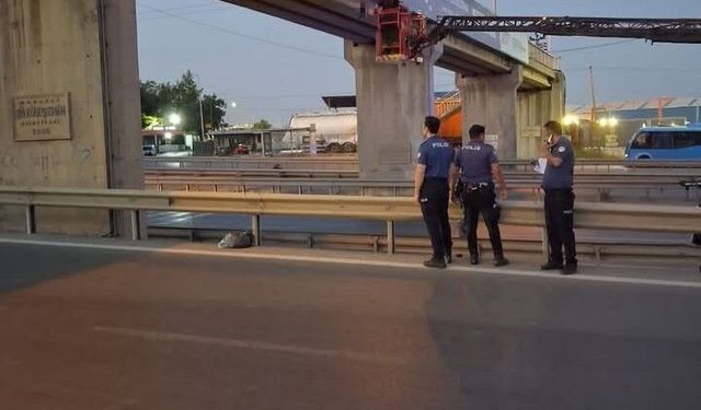 Yarı çıplak şahıs üst geçitte asılı bulundu