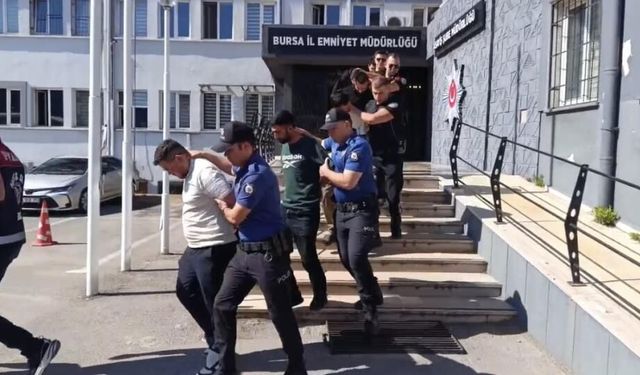 2,5 ay boyunca "Polisiz" diyerek dolandırdılar, 100 milyonluk vurgunun ardından tatlı ikram ettiler