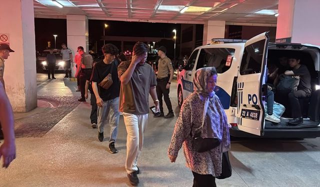 Edirne'de 24 düzensiz göçmen ile göçmen kaçakçılığı şüphelisi yakalandı