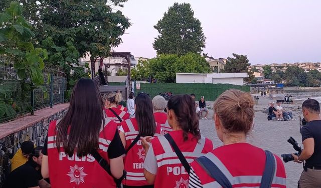 Kadın polislerden huzur mesaisi: Sahilde broşür dağıttılar