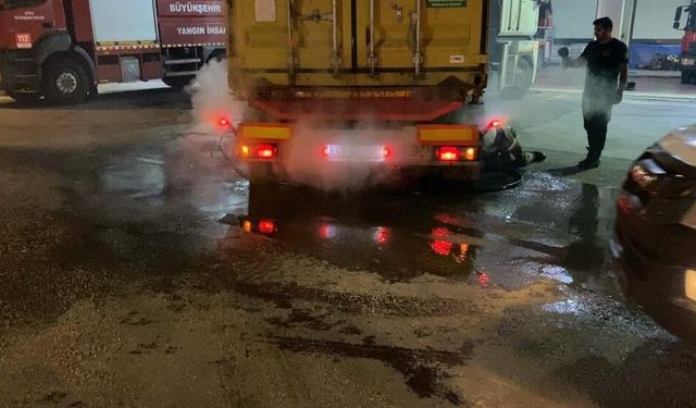 Lastik sebebiyle yanan tırı 10 kilometre sürüp itfaiyeye yetiştirdi