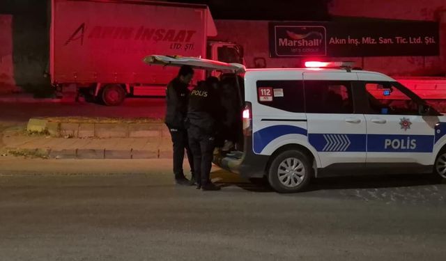 İzinli olarak cezaevinden çıkan şahıs annesini bıçakla kovaladı