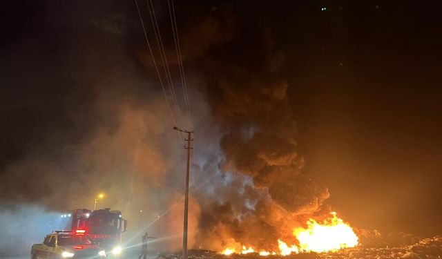 Tekirdağ'da atık döküm alanında yangın: Alevler geceyi aydınlattı