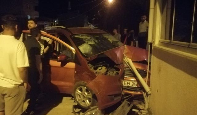 Kapaklı'da alkollü sürücü bina duvarına çarptı: 2 yaralı