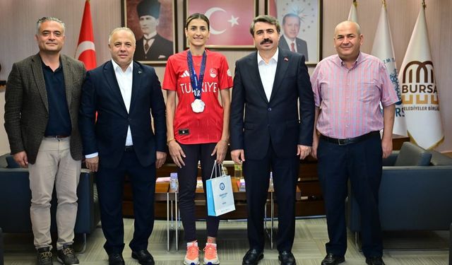 Milli tekvandocu Hatice Kübra İlgün, madalya sevincini yıldırım belediye başkanı oktay yılmaz'la paylaştı
