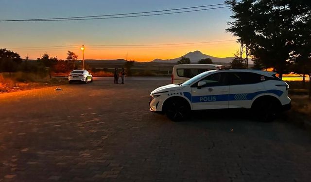 Kaza sonrası olay yerinden kaçmak isteyen şahıs, minibüsü vatandaşların ve polisin üzerine sürdü