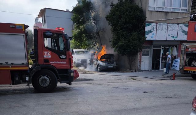Osmaniye’de park halindeki hafif ticari araç yandı
