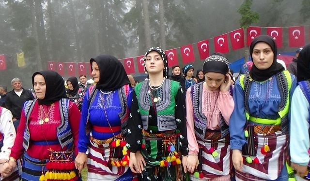 Sinlice Köyü 27. Göllüalan Şenlikleri sis ve yağmur altında düzenlendi