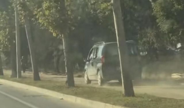 Kaldırımdan ilerleyen hafif ticari araç yayaların canını tehlikeye attı