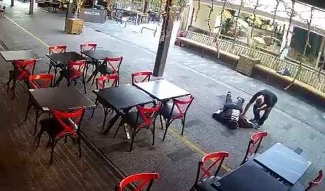 Yardım ediyormuş gibi yaptı, cüzdanını çaldı