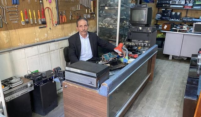 80'ler Sokağı'nın zamana direnen son ustası: Yarım asırdır geçmişin sesini onarıyor