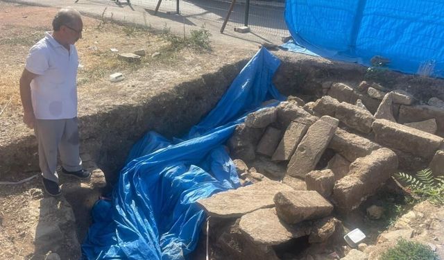 Tarihi mezarın üzeri çakıl taşlarıyla kapatılıp otopark görünümü verildi