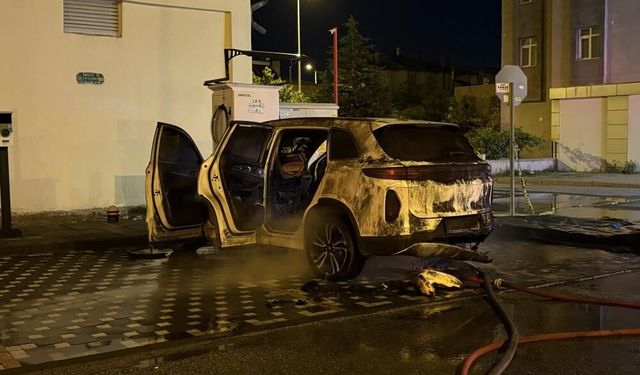 Kayseri’de alev alan elektrikli araç bomba gibi patladı... O anlar kamerada