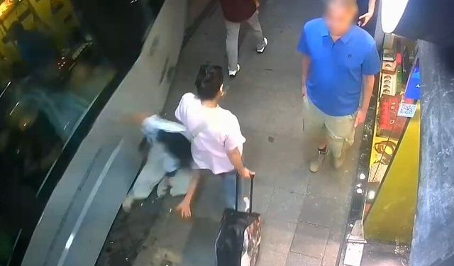Sirkeci'de tramvay kadına çarptı