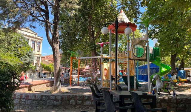 Çocuklar Parkın Tadını Çıkarıyor