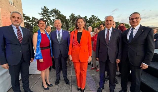 Vekil Sarıçam, Resepsiyona Katıldı