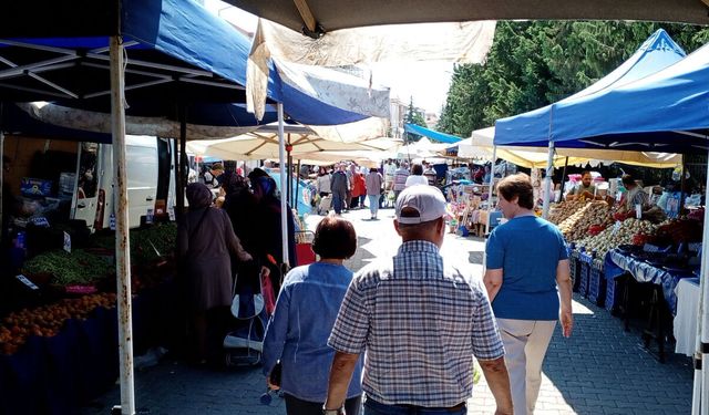 Kırklareli Cumartesi Pazarı'nda Tezgâhlar Doldu, Fiyatlar Belli Oldu