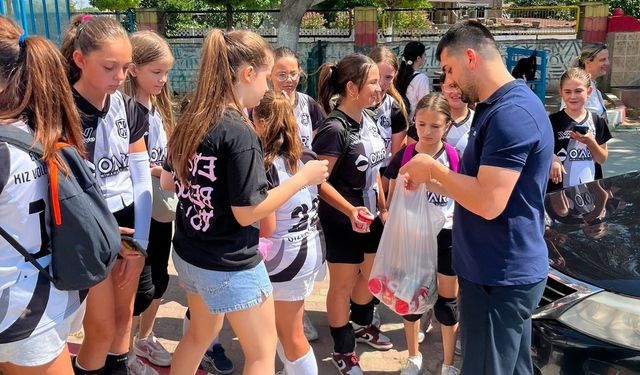 Minik Voleybolculara Dondurma Sürprizi