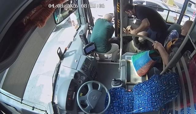 Belediye otobüsünde fenalaşan yolcuyu müdahale anları kameralara yansıdı