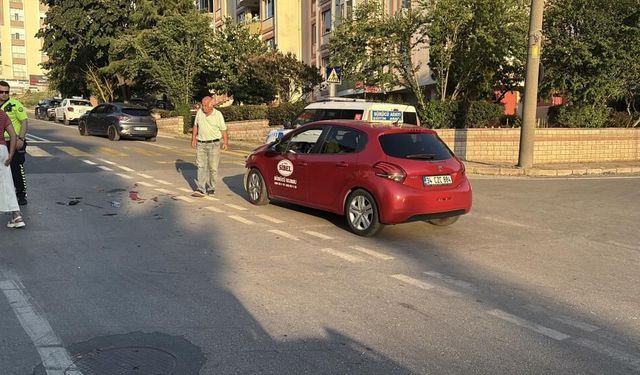 Otomobille çarpışıp savrulan motosiklet başka bir araca çarptı: 2 yaralı