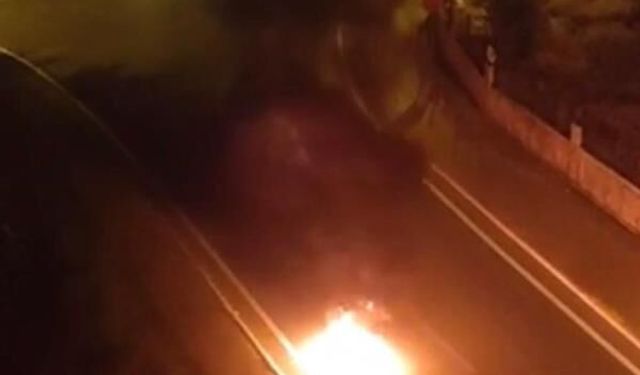 Seyir halindeki motosiklet alev alev yandı
