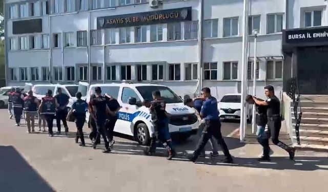 Vatandaşlara zorla hesap açtırıp kara para aklayan şahıslara baskın