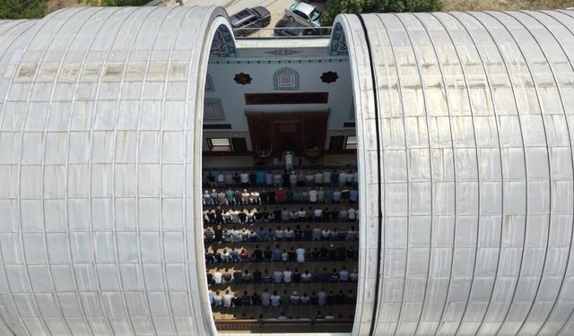 Bursa'daki 'Sunrooflu Cami' mimarisiyle dikkat çekiyor