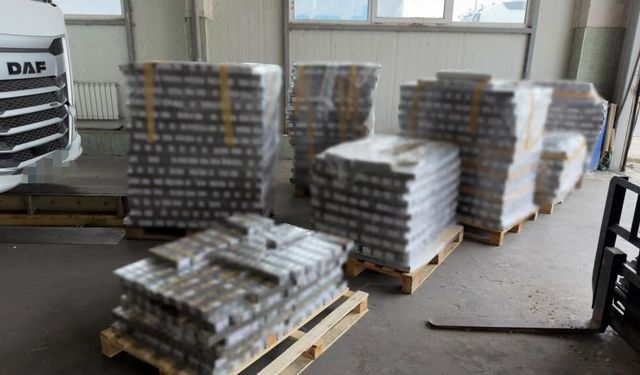 Hamzabeyli’den çıkan tırda 1 milyon 140 bin kaçak sigara ele geçirildi