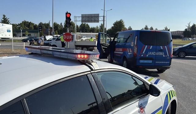 Edirne'de iki otomobil kavşakta çarpıştı: 2 yaralı