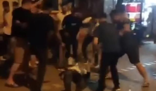 Kadını darp eden adamı mahallelinin linç anları kamerada