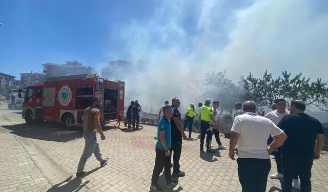 Tekirdağ’da arazide başlayan yangın araçlara sıçradı