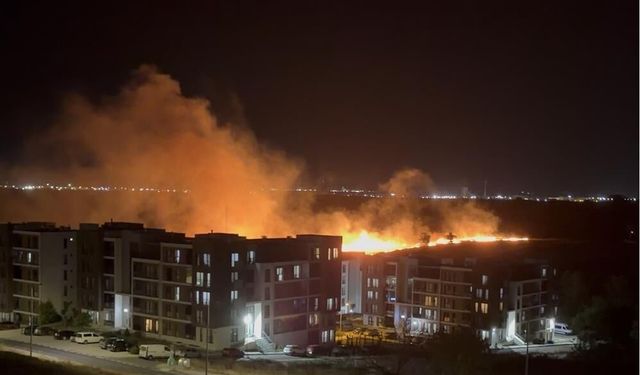 Tekirdağ’da korkutan yangın: Alevler geceyi aydınlattı
