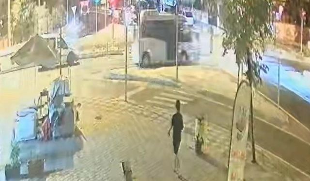 Tekirdağ’da kırmızı ışıkta geçen motosikletle minibüsün çarpıştığı kaza kamerada