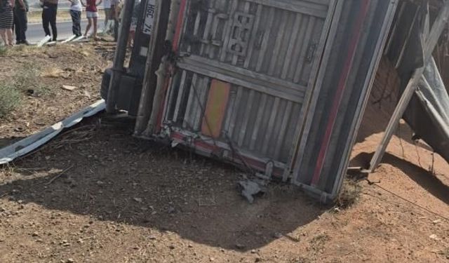 Uzunköprü'de buğday yüklü kamyon devrildi: 1 yaralı
