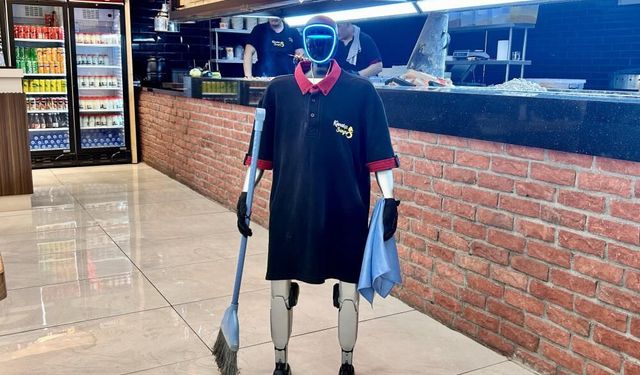 Maaşı ve izin günü olan robot garson, müşterilerin ilgi odağı oldu