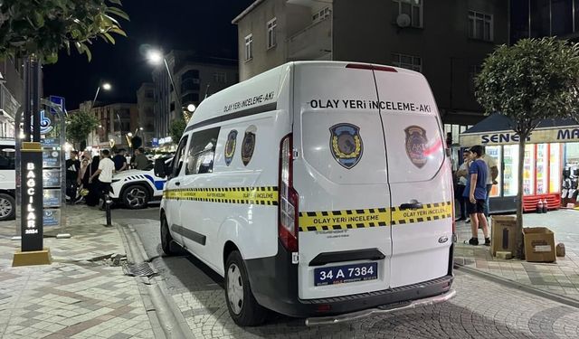 Bağcılar’da komşusunu bıçaklayıp, sokağa rastgele ateş açtı: 4 yaralı