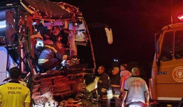 Gaziantep’te yolcu otobüsü tırla çarpıştı: 2 ölü, 22 yaralı