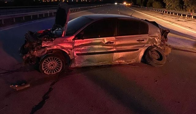 Kırklareli'de bariyerlere çarpan otomobil hurdaya döndü