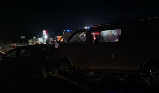 Kamyonet ile otomobil çarpıştı: 11 yaralı