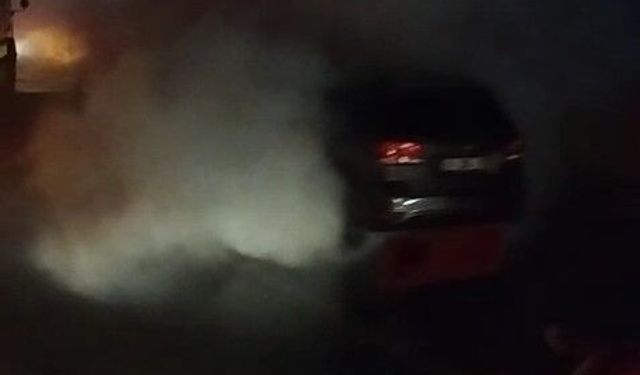 Bursa'da lüks otomobil alevlere teslim oldu: O anlar kamerada
