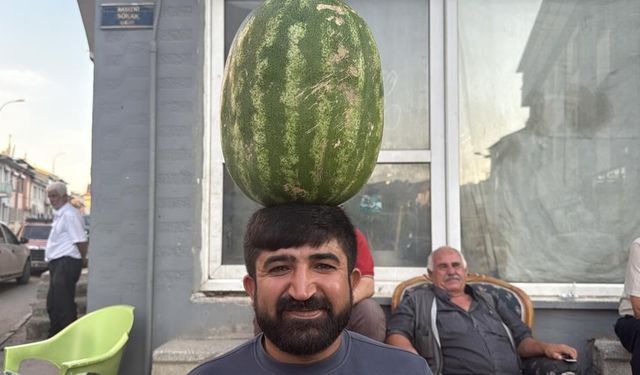 Kafasında 40 kiloluk karpuz varken bisiklet sürüyor, halay çekiyor, koşuya katılıyor